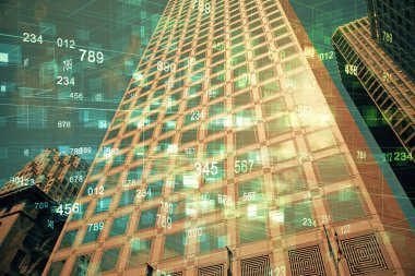 Veri temalı hologram gökdelenler arka planda çoklu pozlama ile şehir görünümüne çizim yapıyor. Büyük veri kavramı.