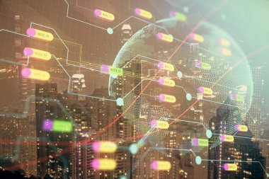 Şehir görünümünde harita ve veri temalı hologram ile gökdelenler arka planda çift pozlama. İş kavramında uluslararası teknoloji.