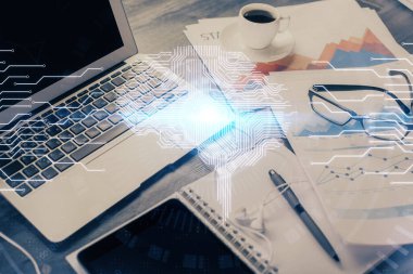 Bilgisayar ve beyin hologram çizerken masaüstüne çifte maruz kalma. Yapay zeka kavramı.