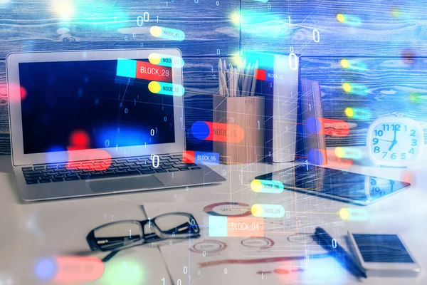 Multi exposición de escritorio con el ordenador en el fondo y el dibujo tema de la tecnología. Concepto de big data . — Foto de Stock