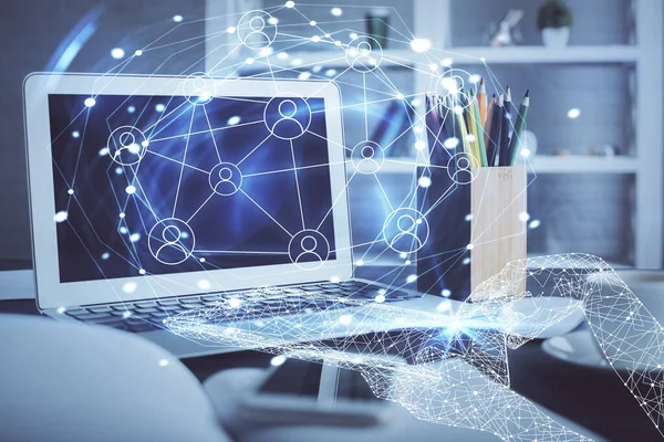 Sosyal ağ hologramıyla birlikte bilgisayar masaüstünde. Çifte maruziyet. Uluslararası insan ilişkileri kavramı.