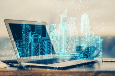 Ofisteki masaüstü bilgisayar geçmişi ve büyük kasaba binaları hologram çizimi. Çifte maruziyet. Akıllı şehir konsepti.