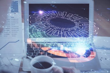 Dizüstü bilgisayar ve teknoloji temalı holograma çifte maruz kalma. Serbest çalışma kavramı.