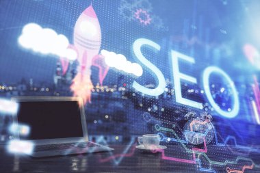 Bilgisayar ve seo çizim hologramı olan çok katmanlı bir tablo. Arama optimizasyon kavramı.