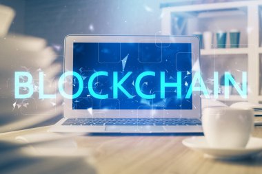 Blockchain temalı holograma ve bilgisayar arkaplanlı masaya çoklu maruz kalma. Bitcoin şifreleme para birimi kavramı.