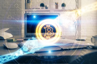 Blockchain temalı holograma ve bilgisayar arkaplanlı masaya çoklu maruz kalma. Bitcoin şifreleme para birimi kavramı.