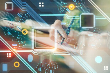 Teknoloji ve dijital kodlama kapsülleriyle arka planda notlar alan ellerin iki katına çıkarılması. Veri öğrenme kavramı.