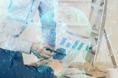Bilgisayar geçmişi ve beyin temalı hologramı olan bir adam. Beyin fırtınası kavramı. Çift pozlama.