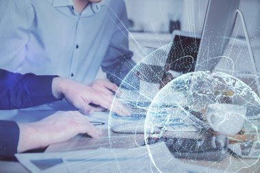 Sosyal ağ temalı hologramda iş adamı arka planda bilgisayar üzerinde çalışıyor. Çoklu pozlama.