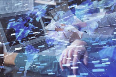 Kadın ve erkeğin birlikte çalışması ve teknoloji temasının hologramı çekmesi. Büyük veri konsepti. Bilgisayar arkaplanı.