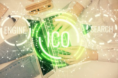 Bilgisayarda çalışan kadın elleri ve engelleme temalı hologram çizimleri. Üst Manzara. Bitcoin kripto para birimi kavramı.