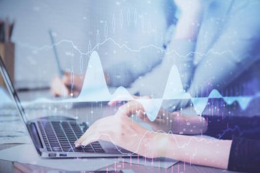 Bilgisayarda ve finansal grafik hologramında yazı yazan kadın ellerine çok maruz kalmış. Borsa analizi kavramı.