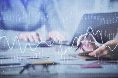 Bilgisayarda ve finansal grafik hologramında yazı yazan kadın ellerine çok maruz kalmış. Borsa analizi kavramı.