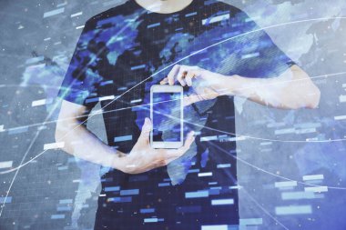 Erkeklerin el ele tutuşup dijital bir cihaz ve veri temalı hologram çizimi kullanırken çift pozlama. Teknoloji konsepti.