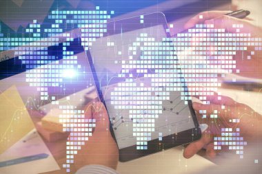 Erkeklerin el ele tutuşup telefon kullanırken ve uluslararası iş teması çizerken çift pozlama.