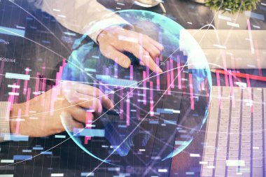 Bir adamın elini tutarken ve bir telefon ve finansal grafik çizimi kullanırken çift pozlama. Analiz kavramı.