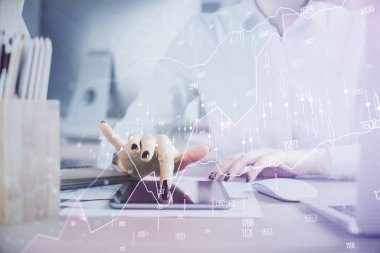 Ön x çizelgesine çift pozlama, hologram çizimi ve cep telefonu kullanan bir kadın. Finansal piyasa kavramı.