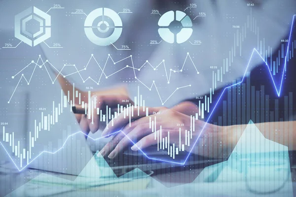 Bilgisayarda ve finansal grafik hologramında yazı yazan kadın ellerine çoklu maruz kalma. Borsa analizi kavramı.