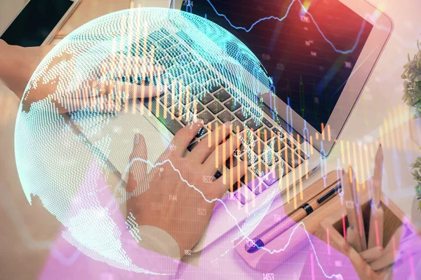 Dubbel exponering av kvinnliga händer skriva på dator och forex diagram hologram ritning. Begreppet börsanalys. — Stockfoto