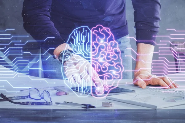Doppelbelichtung des Menschen in der Hand haltend und mit einem digitalen Gerät und einer Hologrammzeichnung des Gehirns. Datenkonzept. — Stockfoto
