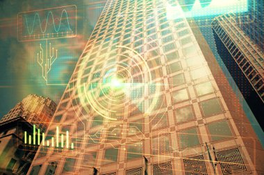 Veri temalı hologram gökdelenler arka planda çoklu pozlama ile şehir görünümüne çizim yapıyor. Büyük veri kavramı.