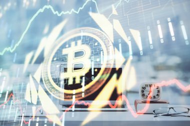 Engelleme zinciri ve kripto ekonomi temalı hologram ve bilgisayar geçmişi olan bir masa. Bitcoin kripto para kavramı.