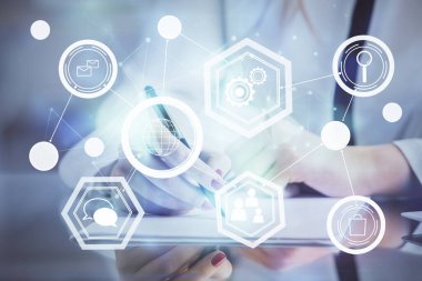 Sosyal ağ temalı hologram ellerin not almasından üstündür. Küresel uluslararası insan kavramı bağlanıyor. Çift pozlama