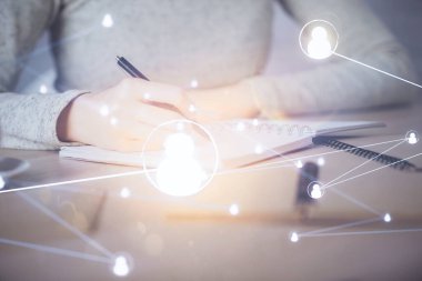 Sosyal ağ temalı hologram ellerin not almasından üstündür. Küresel uluslararası insan kavramı bağlanıyor. Çift pozlama