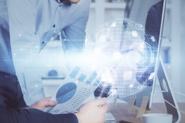 Sosyal ağ temalı hologramda iş adamı arka planda bilgisayar üzerinde çalışıyor. Çoklu pozlama.