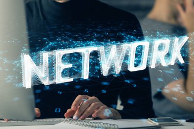 Veri temalı hologramın arka planda bilgisayar üzerinde çalışan bir adamla çoklu pozlandırılması. Yenilik kavramı.