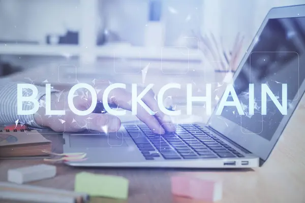 Blockchain tema hud con el hombre de negocios que trabaja en la computadora en segundo plano. Concepto de cadena criptográfica. Doble exposición . — Foto de Stock