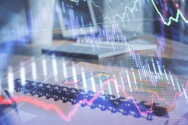 Finansal grafik çizimleri ve açık defter arkaplanı olan bir masa. Önx pazarı kavramı