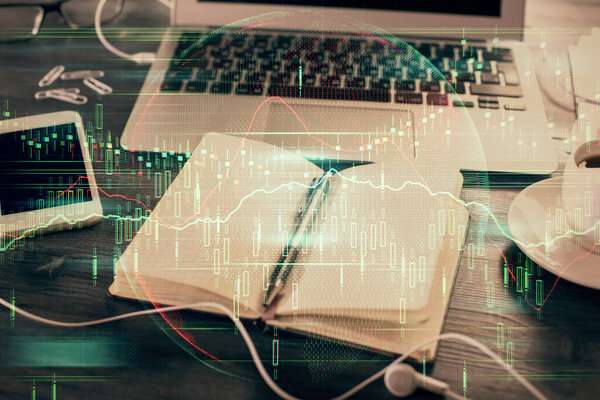 Multi экспозиции финансовых графиков рисунки и стол с открытым фоном ноутбука. Концепция форекс