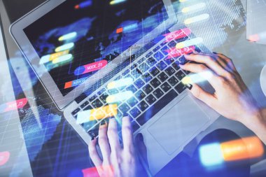 Bilgisayar ve veri temalı hologram çizimlerinde çalışan kadın elleri çift pozlama. Üst Manzara. Teknoloji konsepti.