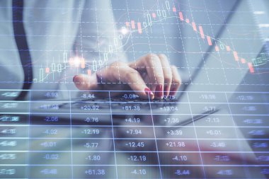İşkadını ellerinin bilgisayar ve finansal grafik hologramı çizimlerinde çifte pozlama. Borsa analizi kavramı.