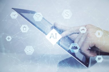 Erkeklerin el ele tutuşmaları ve dijital bir cihaz ve veri temalı çizimler kullanmaları. Yenilik kavramı.