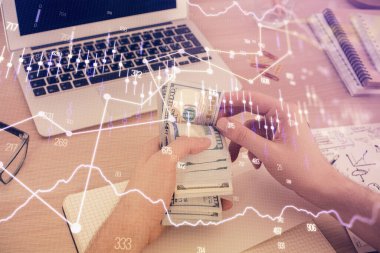 Finansal grafiğe çoklu pozlama hologram, Amerikan dolarları ve insan eli. Analiz kavramı.