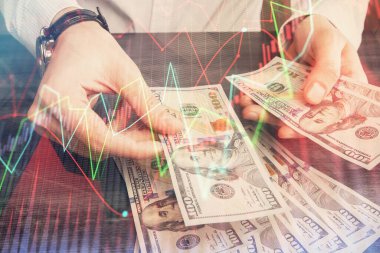 Finansal grafiğe çoklu pozlama hologram, Amerikan dolarları ve insan eli. Analiz kavramı.