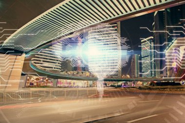 Şehrin arka planına beyin hologramı çizimi. Çifte maruz kalma. Beyin fırtınası konsepti.