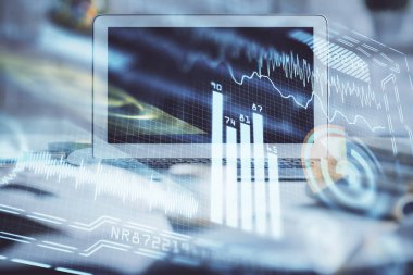 Bilgisayar, teknoloji temalı hologramla birlikte ofiste. Çifte maruziyet. Teknoloji kavramı.