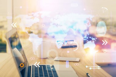 Bilgisayar ve dünya haritası hologramıyla masaüstü çifte pozlama. Uluslararası veri ağı kavramı.