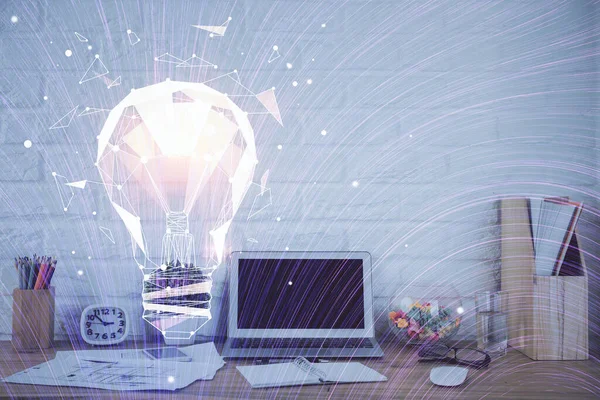 Ordinateur de bureau dans le bureau avec hologramme de l'icône de l'ampoule. Double exposition. Concept d'idée. — Photo