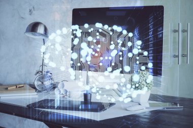 Bilgisayar ve beyin hologramı ile çalışma masasının çoklu açığı. Beyin fırtınası konsepti.