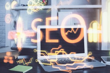 Bilgisayar ve seo çizim hologramı olan çok katmanlı bir tablo. Arama optimizasyon kavramı.