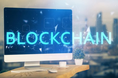 Blockchain temalı holograma ve bilgisayar arkaplanlı masaya çoklu maruz kalma. Bitcoin şifreleme para birimi kavramı.