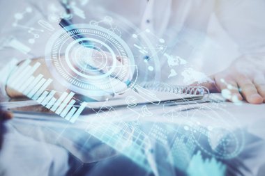 Arkaplanda iş simgeleri olan not defterinde yazan adamın çifte pozlandırılması.