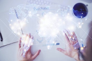 İş simgeleriyle ellerin ve not defterlerinin çifte pozlandırılması.