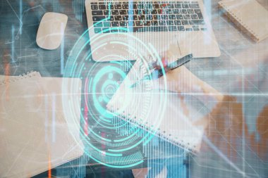 Veri çözeltisi hologramı ile arka plan üzerine yazılan ellere çoklu maruz kalma. Teknoloji konsepti.