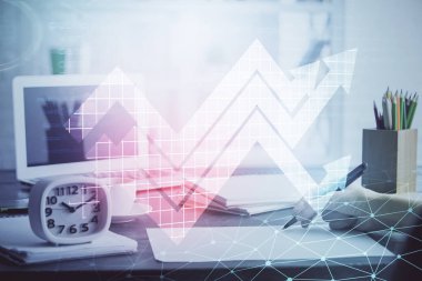 Kadınların elleri üzerinde mavi ok arka planda not alıyor. Başarı kavramı. Çift pozlama