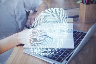 Not alan ellerin üzerinde mavi parmak izi hologramı. Güvenlik kavramı. Çift pozlama